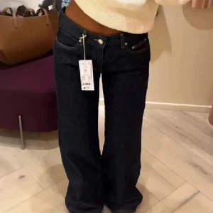 Populära slutsålda lågmidjade baggy jeans från Ginatricot  - Första bilden visar dess passform men är i färgen som på bilderna efter. Köpa på plick men är tyvärr för små. Köpa av tjejen från Nelly, men är från Ginatricot. Originalpris: 500 kr