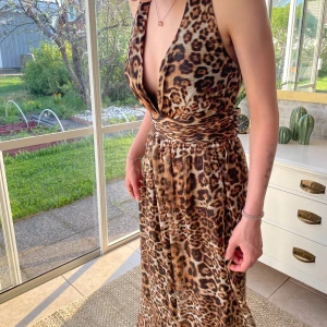 Leopard klänning  - Världens finaste långklänningen som tyvärr inte passade mig! Passar S-M. Super fin på sommaren😍 (OBS Min lillasyster på bilden har storlek xs därför är den för stor, märkena på hennes rygg beror på att hon nyligen tagit allergitest) 