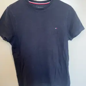 Tommy Hilfiger T-shirt. Storlek XS. En tröja i gott skick och nytvättad.