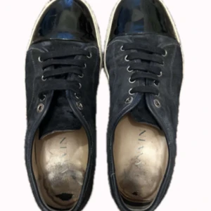 Lanvin - Säljer dessa lanvins i bra skick, köpta på plick, såklart äkta. Bra glans men lite skador på mockan.  Nypris: 4200  Mitt pris: 2000 Pris ej hugget i Sten och kan gå ner vid snabb affär, mvh Gustav. 