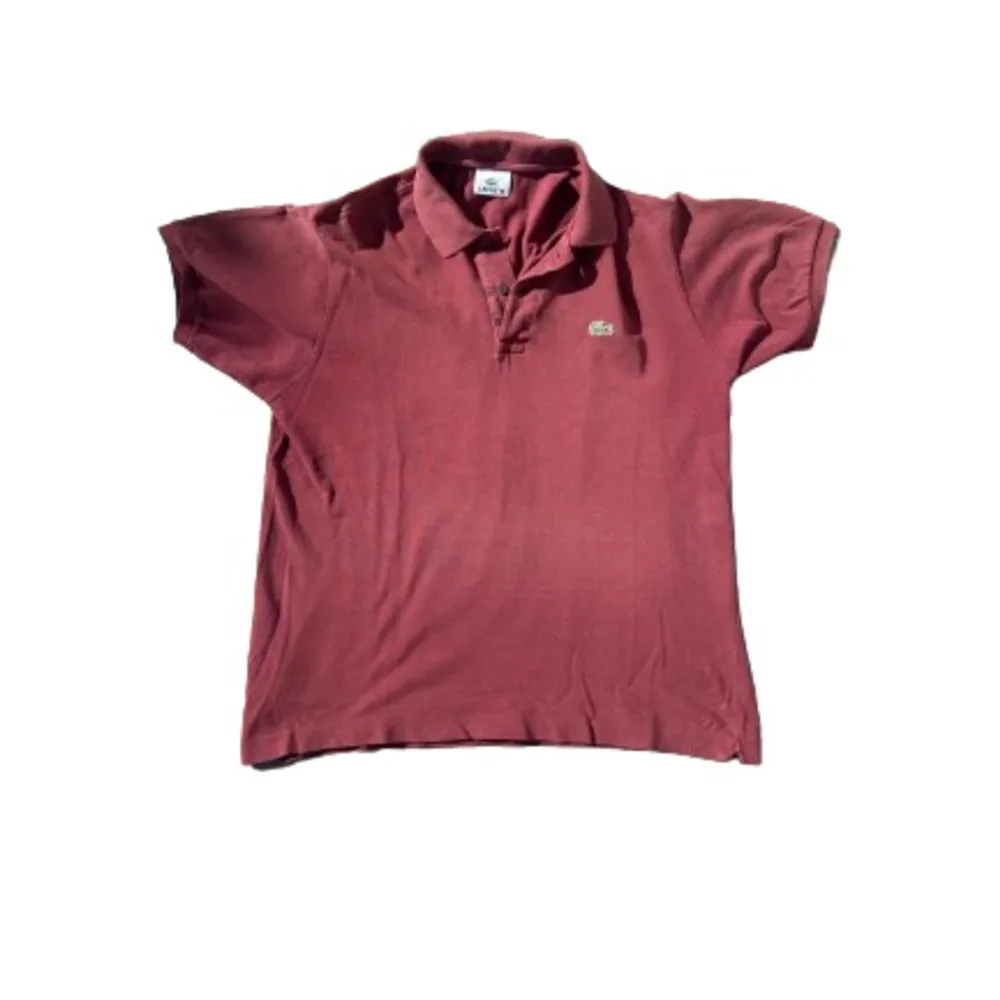 Säljer denna röda Lacoste pikétröjan. Nypris 1100kr Lätt blekt på kragen och magområdet. Modellängd 180 CM. T-shirts.