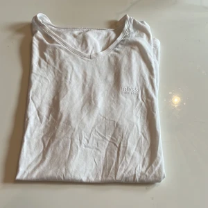 Boss t-shirt - En boss t-shirt som är v ringad ej tajt 