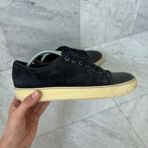 Lanvin skor - Säljer nu dessa feta Lanvin skor i den eftertraktade modellen DBB1. Skorna är använda en del, men har fortfarande kvar att ge. | Storlek: UK 8 vilket passar storlek 43 | Nypris: 4500 kr | Svarar gärna på era frågor!