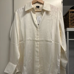 Siden blus/skjorta - Mycket fin blus/skjorta, helt oanvänd.