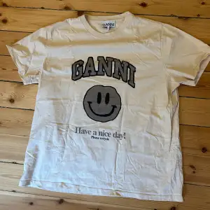 Ganni T-shirt med smiley på. Bra skick!  Nypris: 800-900kr. 