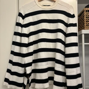 Randig stickad tröja - Mysig stickad tröja, använd ett fåtal gånger.