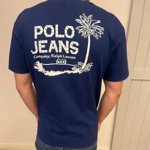 Sjukt fet ralph lauren ( polo jeans) tshirt med tryck i fint skick, perfekt för sommaren. Storlek S men sitter som M. Hör av er vid frågor!
