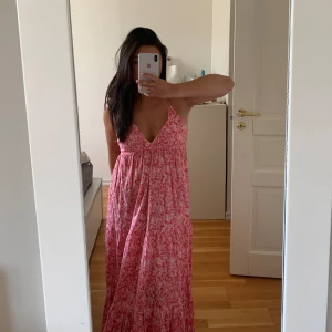 Klänning - Jättefin klänning, perfekt nu till sommaren.