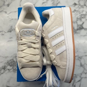 Adidas Campus 00s ”Wonder White Gum” - Helt nya och oanvända Adidas Campus 00s ”Wonder White Gum”. Storlek: 36 2/3. Pris: 1599+frakt. Skicka ett meddelande vid intresse! 