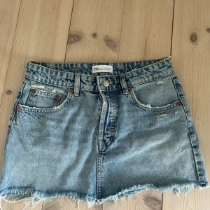 Jeanskjol  - Jättesöt jeanskjol från zara, aldrig använd!💞