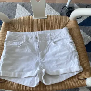  Ett par vita shorts som är knappt använda och i jättebra skick