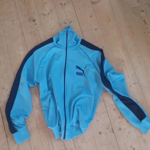 Puma jacka - Puma jacka i ljusblått, trendig oldschool look. En liten fläck som jag ska se om den går bort i tvätten. 