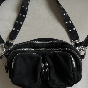 Väska  - Säljer denna fina väska som är köpt från Gina Tricot. I svart mockaimitation. Rymmer mycket 