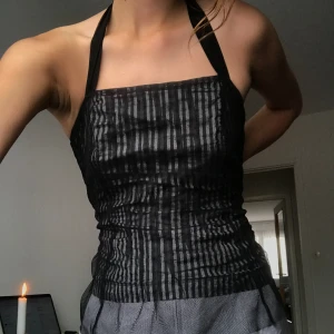 Randig halterneck - Älskar den men vet inte om halterneck är min grej! Bra skick, banden knyts i rosett där bak och hela toppen knäpps med hakar.