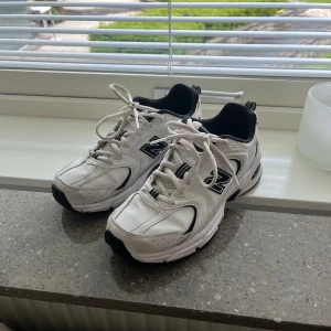 New Balance 530 - New Balance 530 Fint skick! Vit/svarta Storlek 38,5