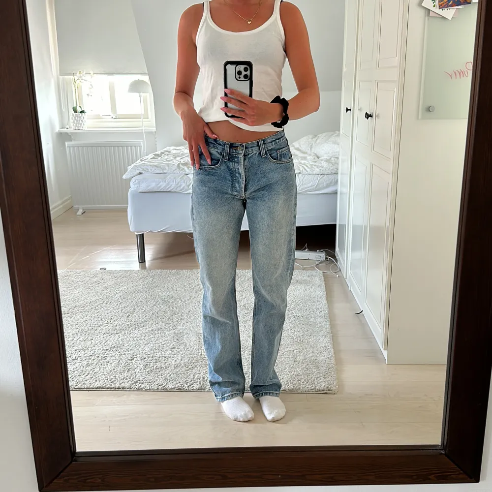 Ljusblåa jeans från Brandy Mellvile använda ett fåtal gånger men i perfekt skick. Storleken är one size men passar mig som normalt är en S. Jag är 174 lång💓💓. Jeans & Byxor.