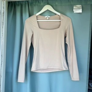 Skims topp H&M - Fin topp från H&M som är helt oanvänd. Den har ett liknande material till skims, sitter fint slimmat på kroppen utan att den blir obekväm. 