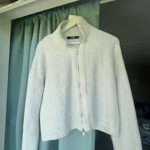 Fin stickad tröja med dragkedja, från BikBok. Den är flitigt använd och säljer den väldigt billigt då den har blivit något missfärgad i tvätten. Den är vit men har blivit lite blå men inget som kommer tydas. 