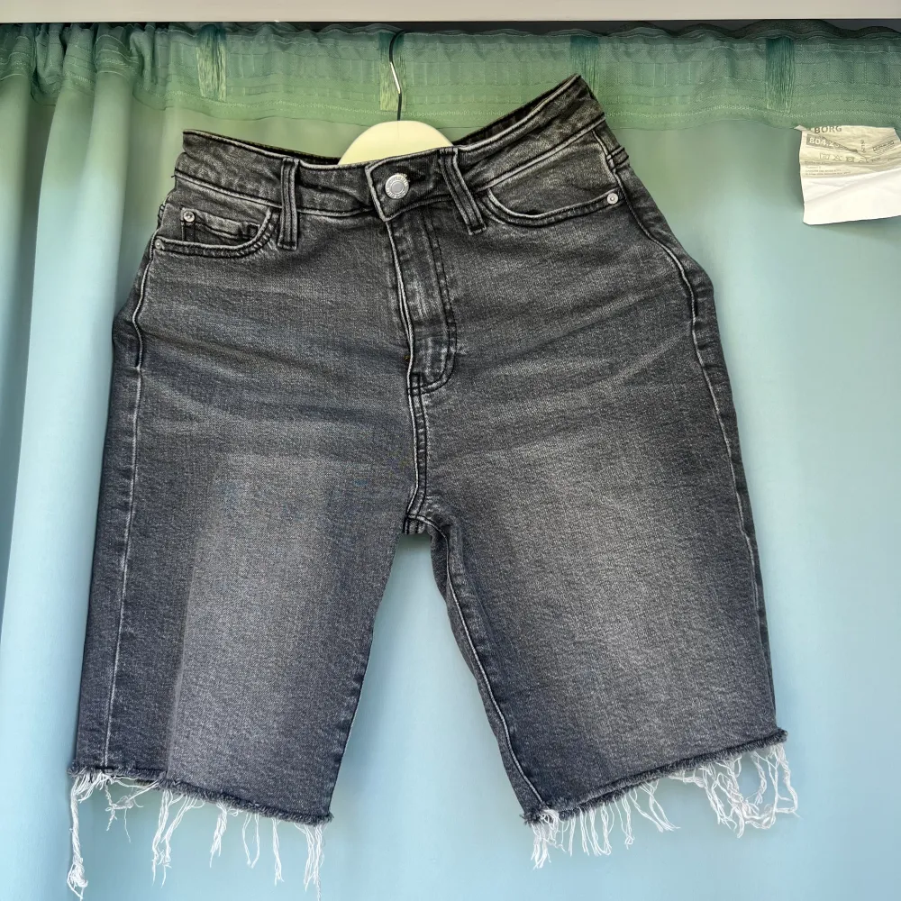 Fina jeansshorts som är helt oanvända. De sitter väldigt skönt på, men är inte helt korta. Shortsen går ner till halva låret. Det ska se ut som de är klippta. . Shorts.