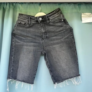 Jeansshorts Cubus  - Fina jeansshorts som är helt oanvända. De sitter väldigt skönt på, men är inte helt korta. Shortsen går ner till halva låret. Det ska se ut som de är klippta. 