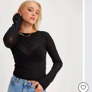 Svart tröja  - säljer denna svarta tröjan som är genomskinlig, använd 2 gånger typ då den inte kommer till användning. Lik intimissi tröjan! Den är ifrån nelly! Storlek M men sitter som en S då den är liten i storleken. Tryck inte på köp nu innan vi kontaktas!
