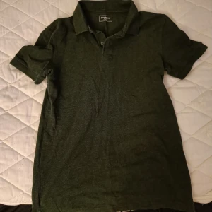 Dark green polo yo - Mörk grön polo tröja, inga fläckar, aldrig använd.