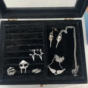 Säljer dessa silver smycken då jag inte använder silver längre💕 Ringarna är 100kr var, örhängena 50kr paret och halbanden 75kr
