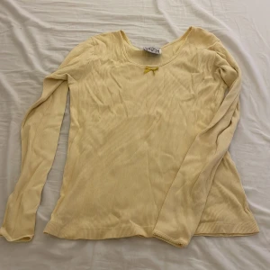 Tunn tröja  - Jättesöt tunn långärmad tröja, jättefin nu till sommaren.