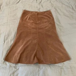 Brun kjol i manchestertyg  - Jättesnygg kjol jag köpte secondhand på beyond retro. Midjemått 37 cm. Sitter jättefint både som mid rise och low rise beroende på vilka mått man har. Är använd men i jättefint skick 