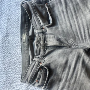 Gråa jeans  - Ett par snygga lågmidjade gråa jeans från Gina tricot, använda ett par gånger men är fortfarande i ett fint skick 💖💞