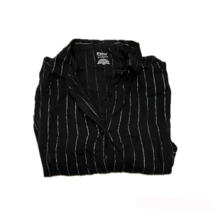 Victoria secret svart topp - En svart och silvrig pyjamas tröja från Victoria secret💕 super fin men saknas en knapp (bild 4)💕