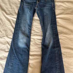 Jag säljer dessa blåa jeans från Gina tricot pågrund av att dem är för små för mig. Dem är använda ett fåtal gånger och är i fint skick. Storlek 152. 65 kr💘