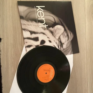 HELT NY, Kent vinyl - originalpris 450 kr vapen och ammunition 