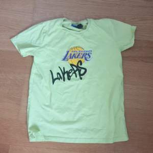 Grön Lakers tröja, storlek 10-11 år/140-146 cm, är äkta och använd få gånger