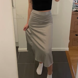Silver satin kjol - Kjol köpt för några år sedan på NA-KD tror jag som jag sytt in i midjan✂️super fin och skön att ha på sig!