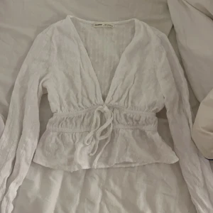 Blus - Säljer den här fina blusen, använd en gång, i storlek S😊