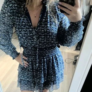 Sommarklänning - Sommarklänning från zara förra året, köpt för 399kr och använd en gång❤️