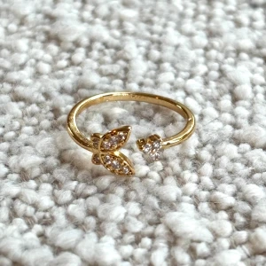 Guld ring med fint emblem 💕 - Du kommer få fina, kvalitativa & prisvärda ringar som endast kostar 99kr💕 Alla är vattentäta och gjorda av rostfritt stål ✌️ Ringarna orsakar alltså inga utslag 💕 Denna ring är justerbar & i guld. För fler frågor/bilder skicka ett meddelande 🌸