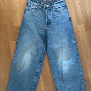 Säljer dessa weekady jeans som inte längre är min stil, vill påminna om att jeansen har några små slitningar!