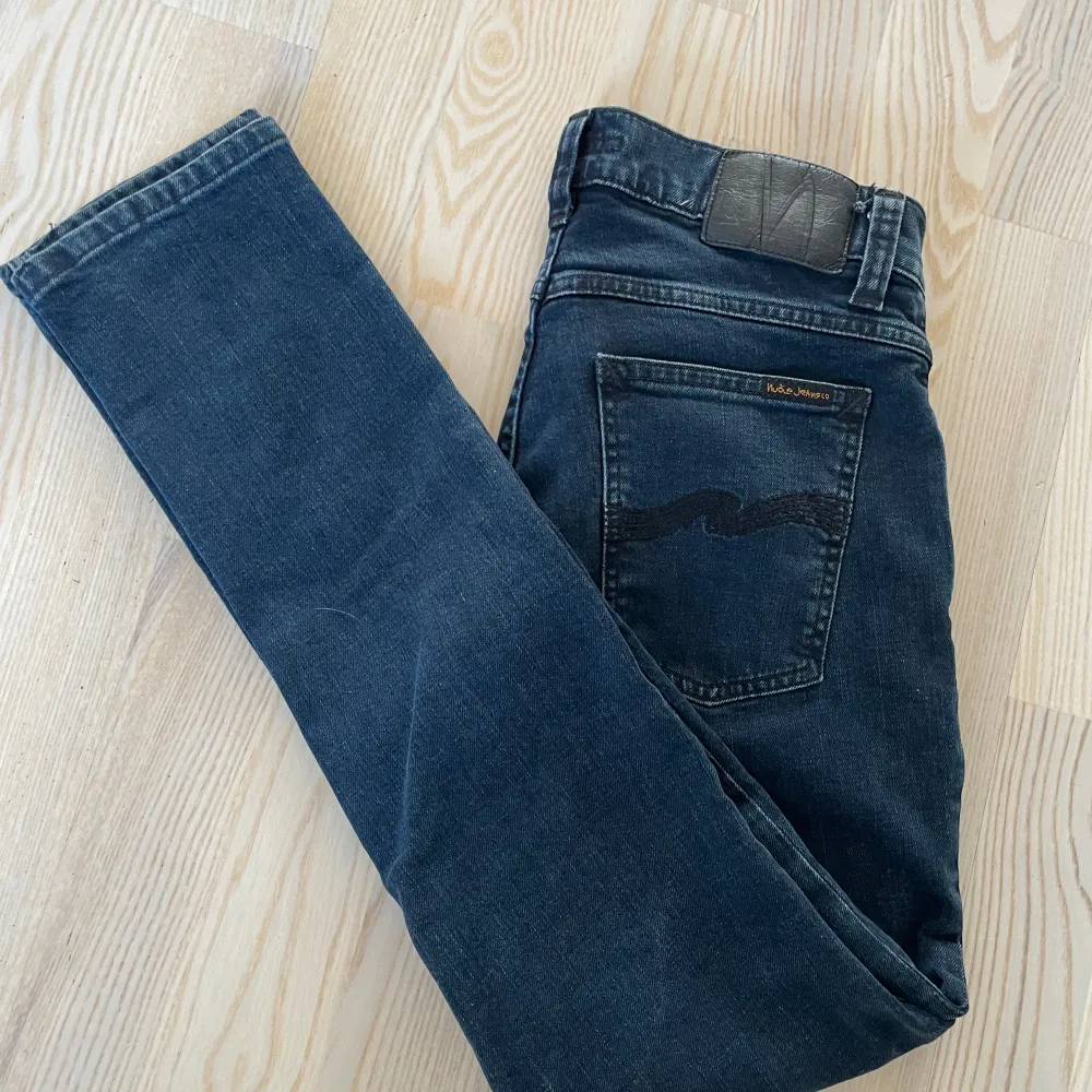 Hej säljer nu ett par feta nudie jeans i modellen Thigt Terry och storlek30/30, färgen är black ocean. Skick 9/10 nästan oanvända. Nypris ligger runt 1600 mitt pris 500 kan gå ner vid snabb affär. Jeans & Byxor.