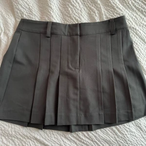 Plisserad miniskirt  - Oanvänd kjol med prislappen kvar från nakd, säljer då den inte kommer till användning. 