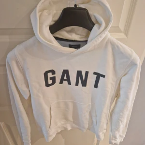 Gant Hoodie - Stl 158/164 (13-14 år)  Vit hoodie mycket välskött.