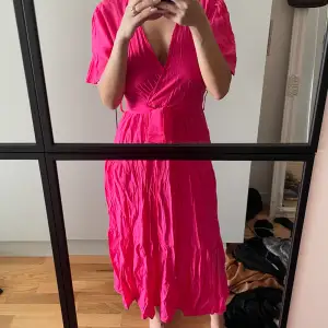 Rosa luftig klänning med drgkedja på sidan