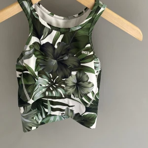 Träningslinne + tights från stronger💪🏼 - Säljer detta fina träningsset från Stronger som tyvärr är för litet på mig.  Det är ett fint och somrigt material som andas! Det går även utmärkt att köpa toppen (50kr) och tightsen (80kr) försig💗