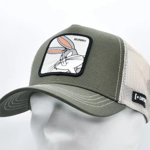 Capslab- Looney Tunes Bugs Bunny Trucker  - Keps; färg Olive/White  Använd men i bra skick.  50 % bomull 50% polyester  Nypris 399kr 
