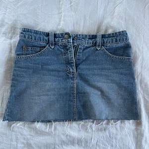 Jeanskjol - Intressekoll på min snygga jeanskjol, gammal model och heeelt slutsåld från H&M. Den är i strl 34, med midjemått 38cm rakt över💕Skriv för funderingar eller frågor!