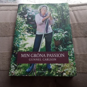 Trädgårdsbok - Trädgårdsbok om odling,beskärning,recept och bilder o text. Oanvänd. Hämtas i Skene alt skickas o .