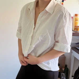 Kortärmad Linneskjorta - Säljer nu denna knappt använda linneskjorta som är otroligt fin och luftig, perfekt för sommaren! Den sitter lite oversized men gillar man inte looken kan man stoppa in den i byxorna/kjolen:)