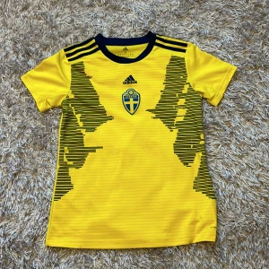 Sverige tröja  - Sverige fotbollströja inga större skador. Har inte använt den så mycket 