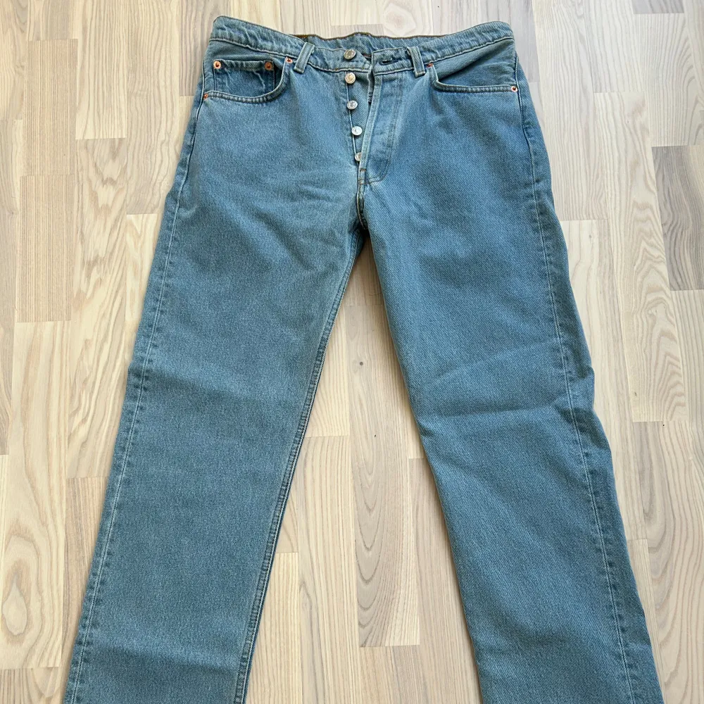 Ett par Levi’s 501 jeans i kvinnlig passform, nästintill oanvända i extremt bra sick. Det är storlek W31 L36 och det är bara att skicka medelande vid funderingar. . Jeans & Byxor.